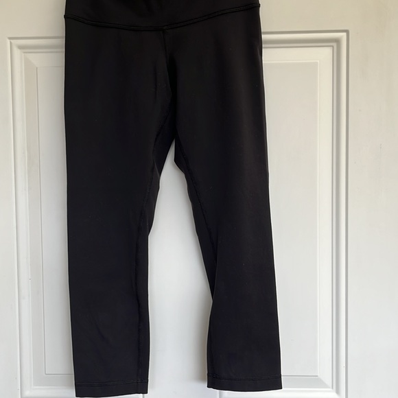 Lululemon 21” size 4 in Black - Picture 2 of 5